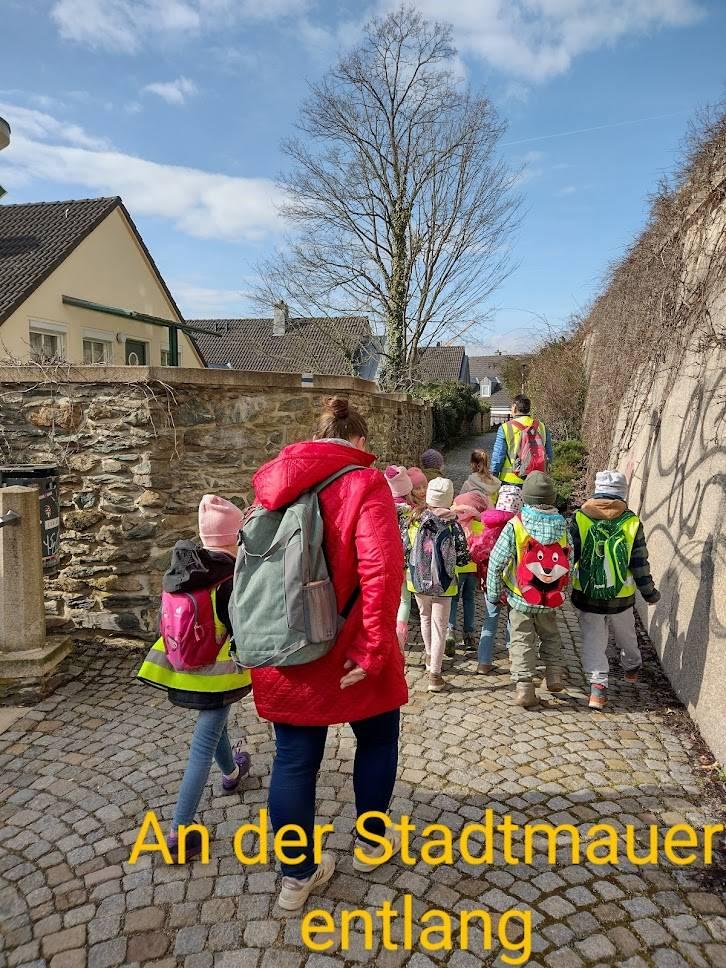 An der Stadtmauer entlang