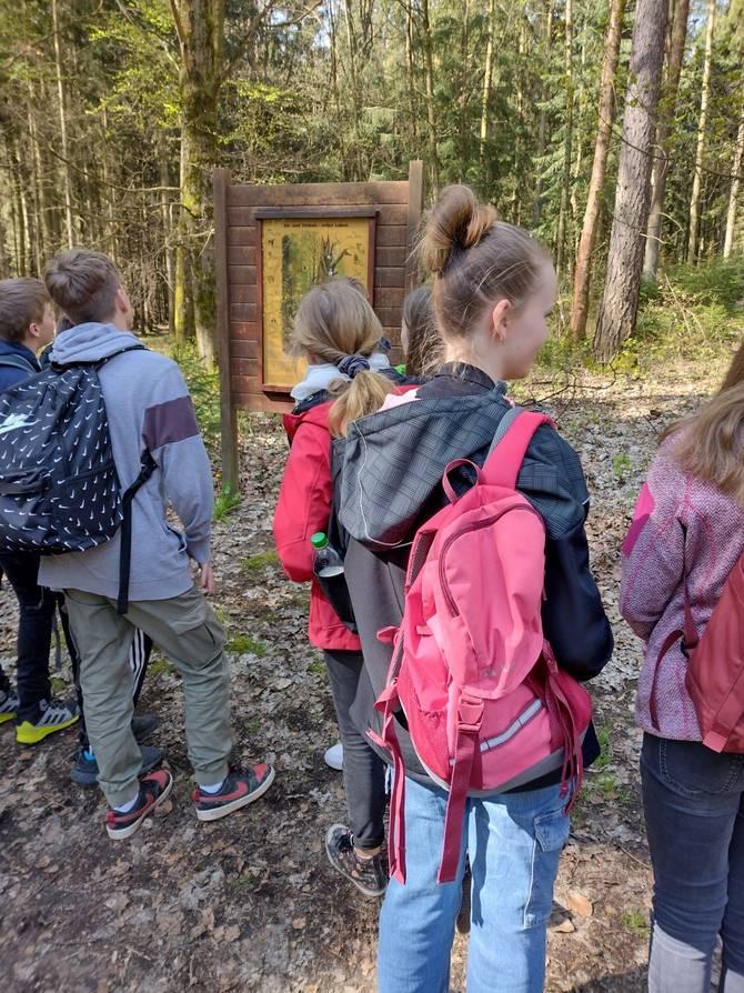 Vor einer Informationstafel